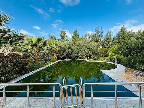 Satılır 5 otaqlı həyət evi 320 m²