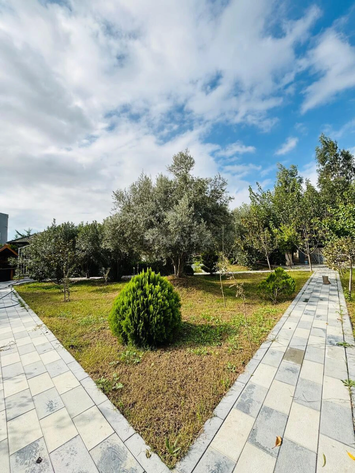 Satılır 5 otaqlı həyət evi 320 m²