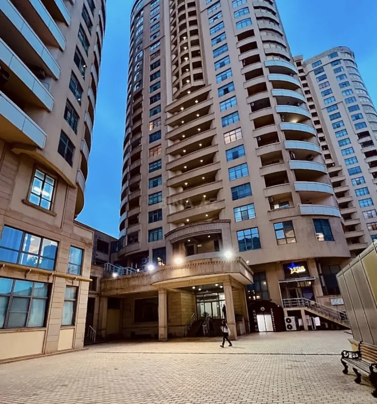 Satılır 4 otaqlı mənzil 214 m²
