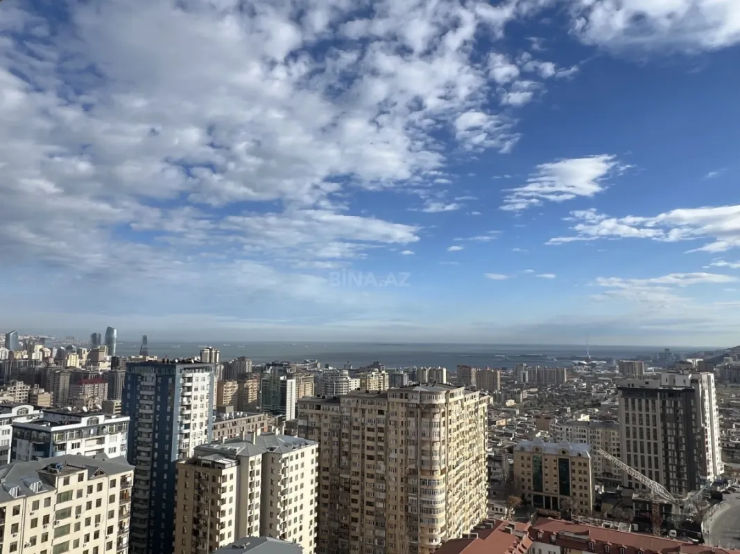 Satılır 4 otaqlı mənzil 214 m²