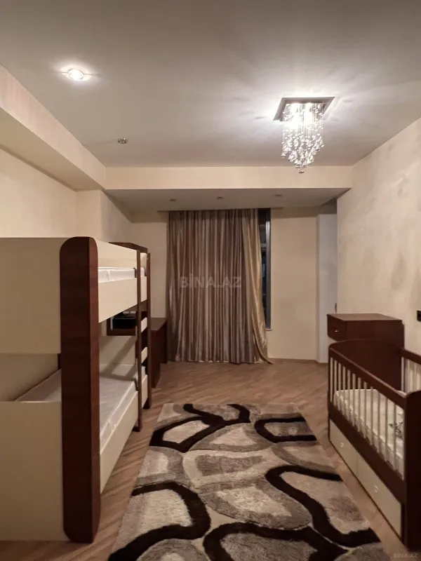 Satılır 4 otaqlı mənzil 214 m²