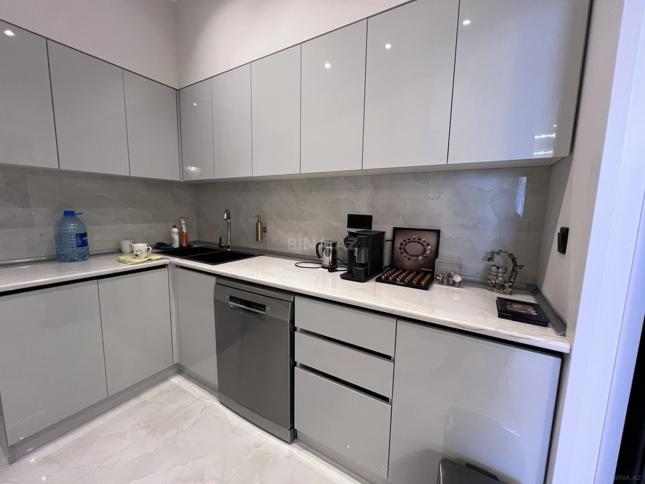 Satılır 2 otaqlı mənzil 77 m²