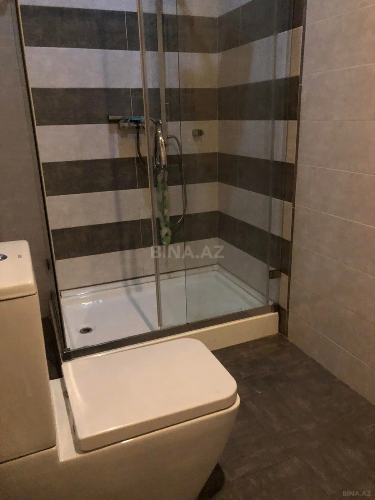 Satılır 6 otaqlı mənzil 433 m²