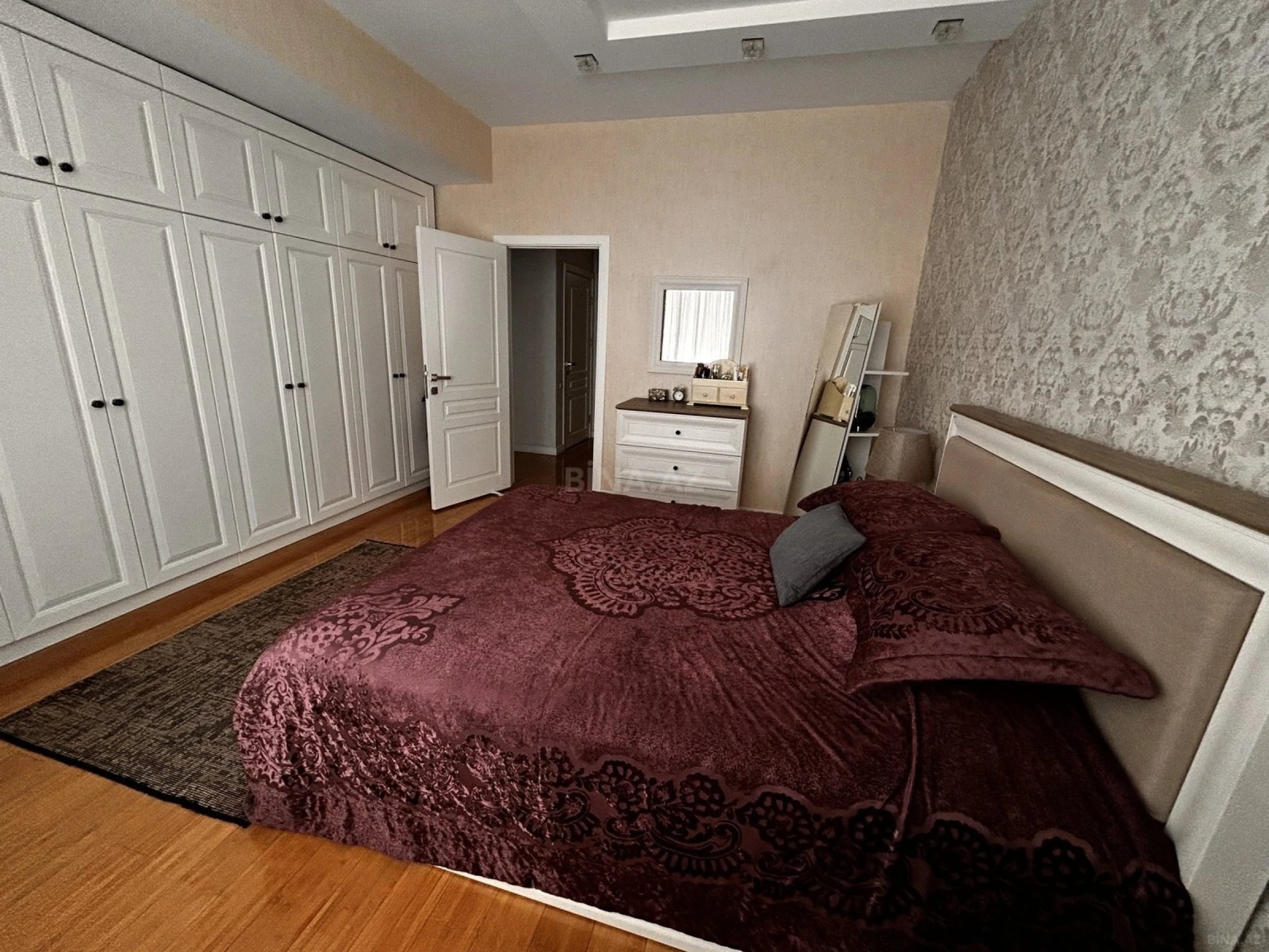 Satılır 3 otaqlı mənzil 120.5 m²