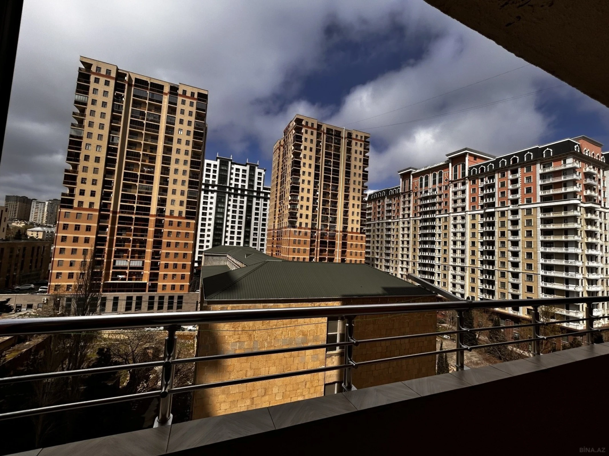 Satılır 3 otaqlı mənzil 120.5 m²