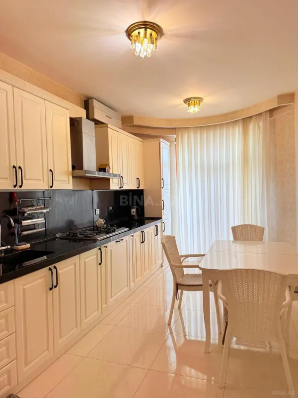 Satılır 3 otaqlı mənzil 157 m²