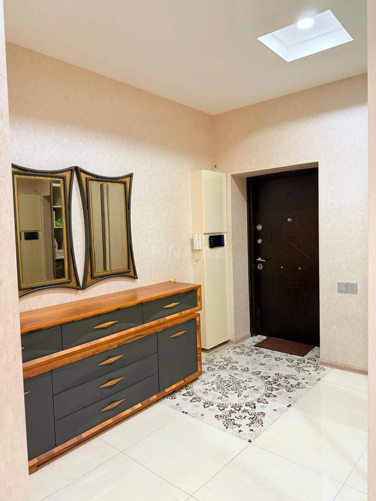 Satılır 3 otaqlı mənzil 157 m²