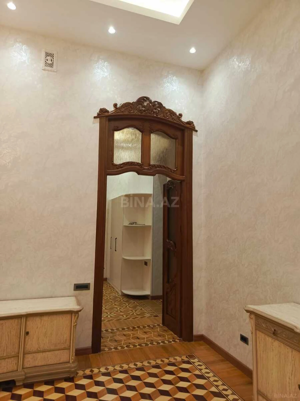 Satılır 5 otaqlı mənzil 250 m²
