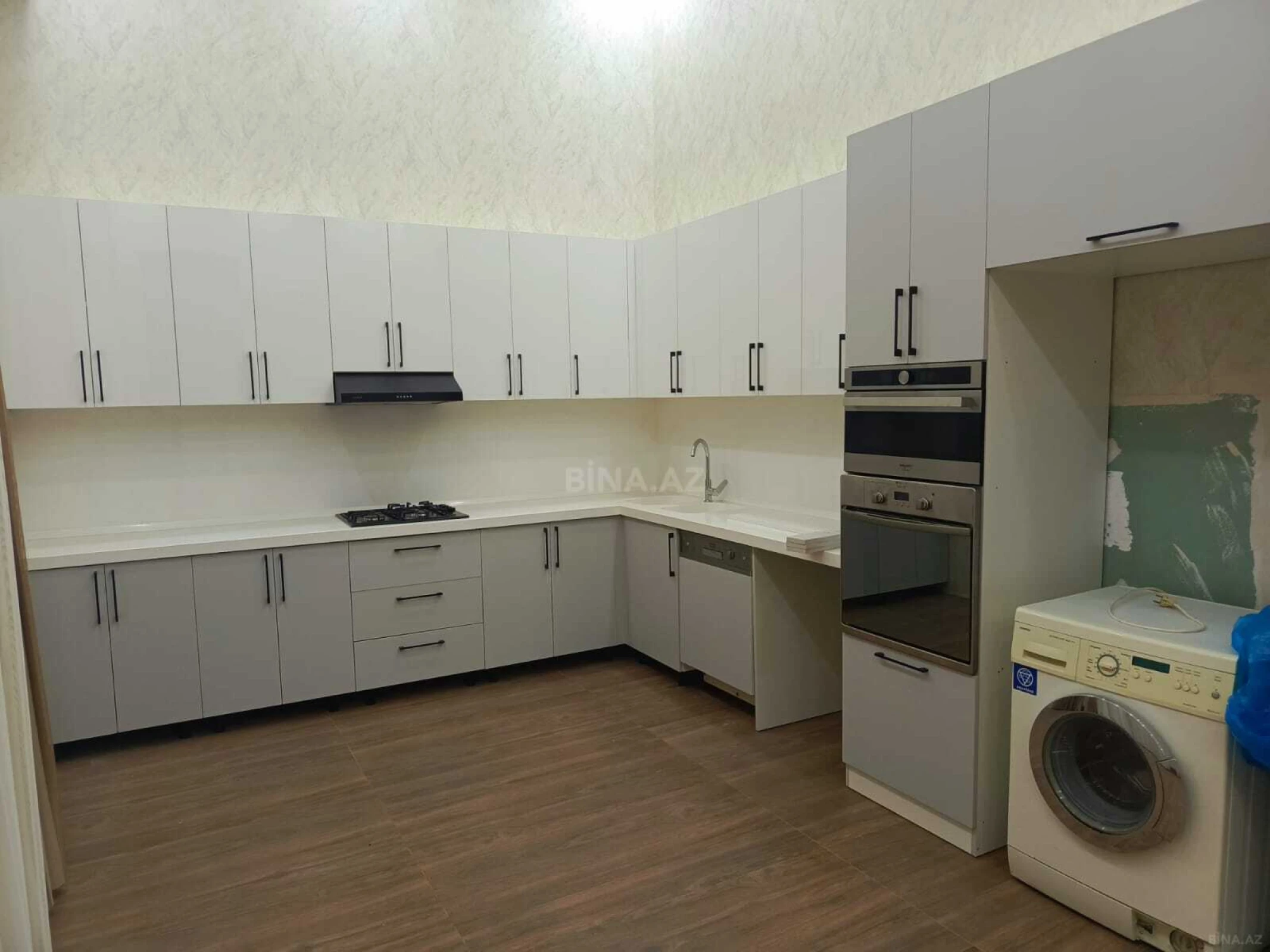 Satılır 5 otaqlı mənzil 250 m²