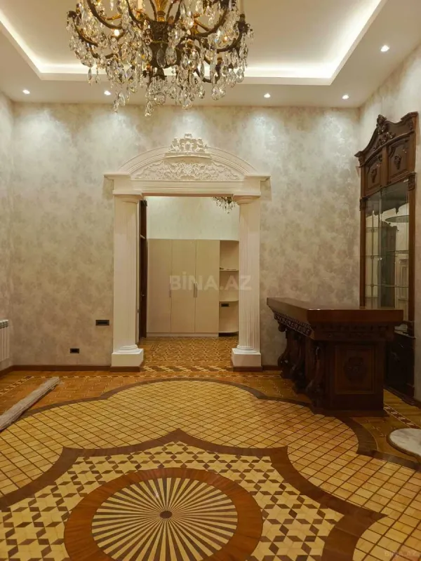 Satılır 5 otaqlı mənzil 250 m²