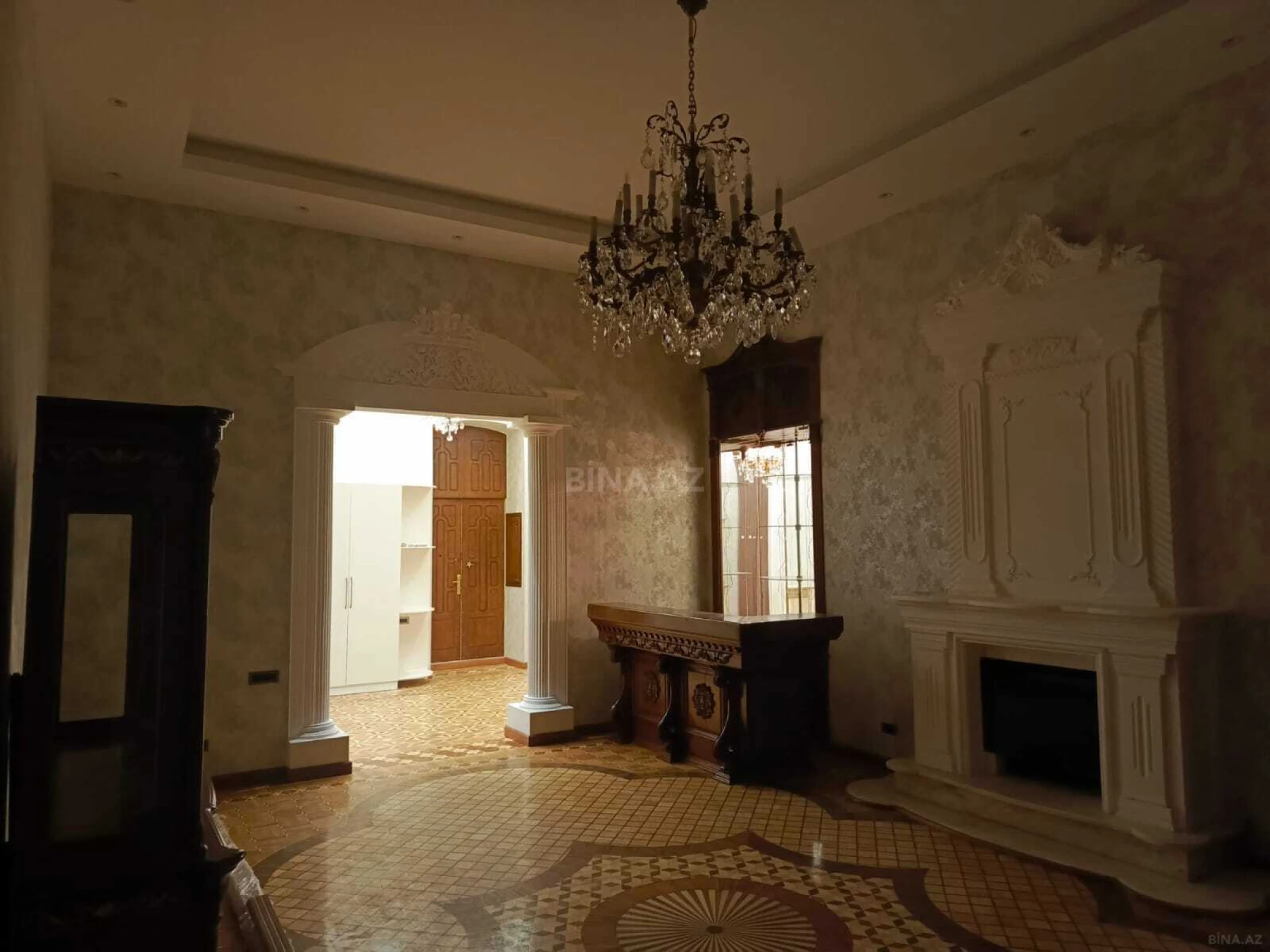 Satılır 5 otaqlı mənzil 250 m²