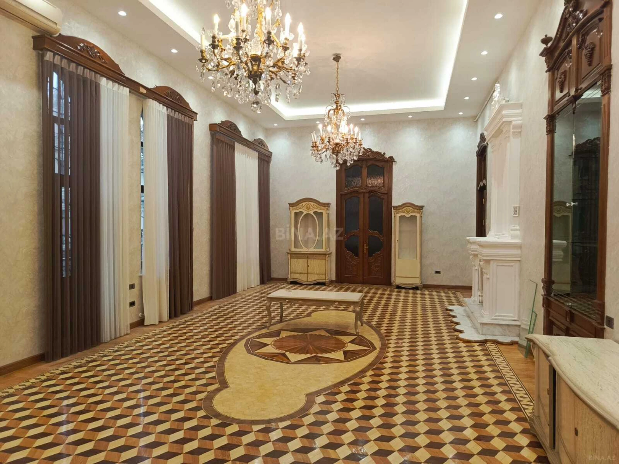 Satılır 5 otaqlı mənzil 250 m²