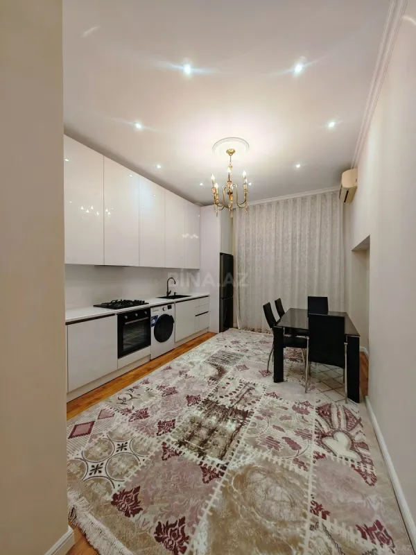 Satılır 4 otaqlı mənzil 215 m²