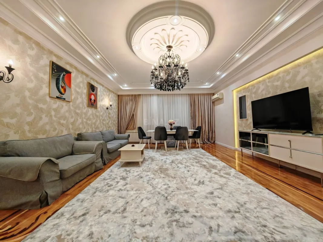 Satılır 4 otaqlı mənzil 215 m²