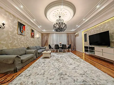 Satılır 4 otaqlı mənzil 215 m²