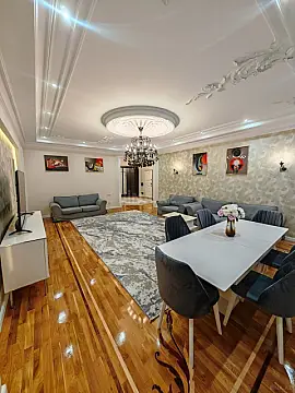 Satılır 4 otaqlı mənzil 215 m²