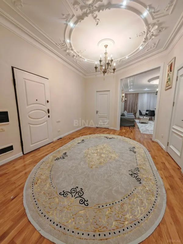 Satılır 4 otaqlı mənzil 215 m²