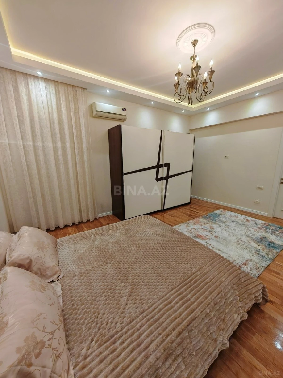Satılır 4 otaqlı mənzil 215 m²