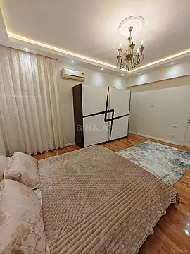 Satılır 4 otaqlı mənzil 215 m²