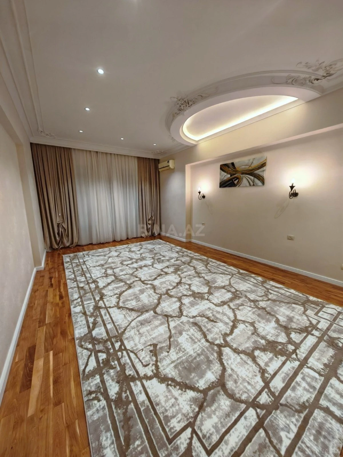 Satılır 4 otaqlı mənzil 215 m²