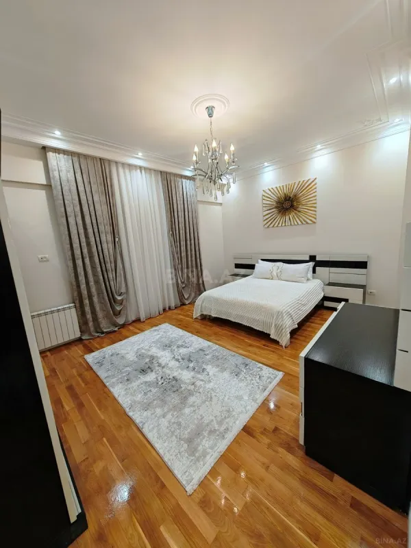Satılır 4 otaqlı mənzil 215 m²