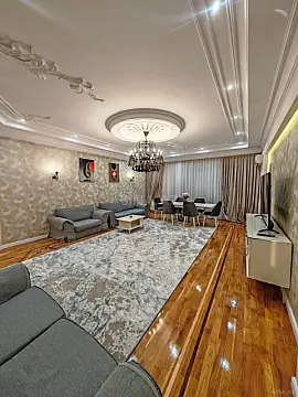 Satılır 4 otaqlı mənzil 215 m²