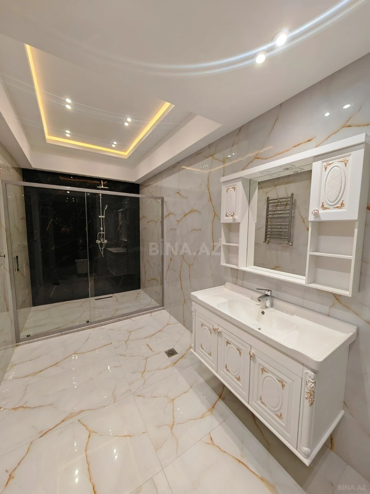 Satılır 4 otaqlı mənzil 215 m²