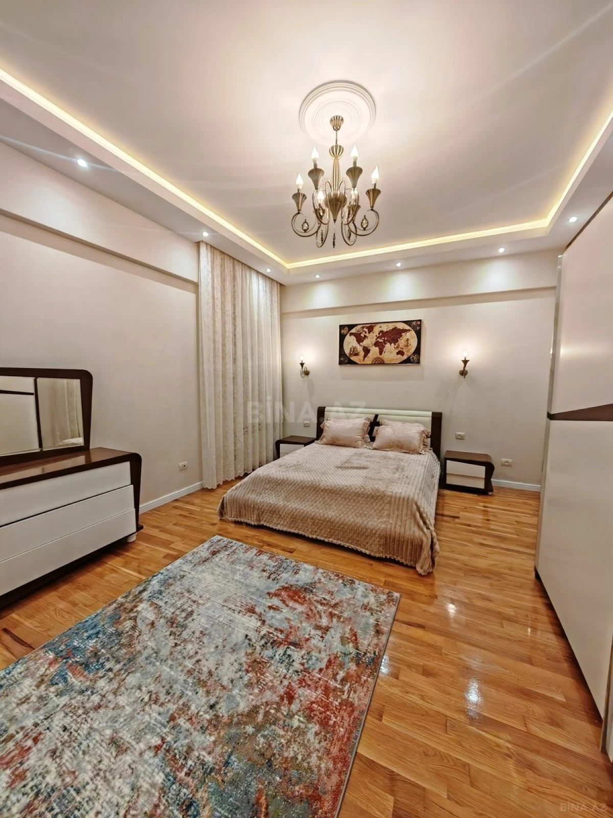 Satılır 4 otaqlı mənzil 215 m²