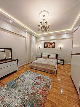 Satılır 4 otaqlı mənzil 215 m²