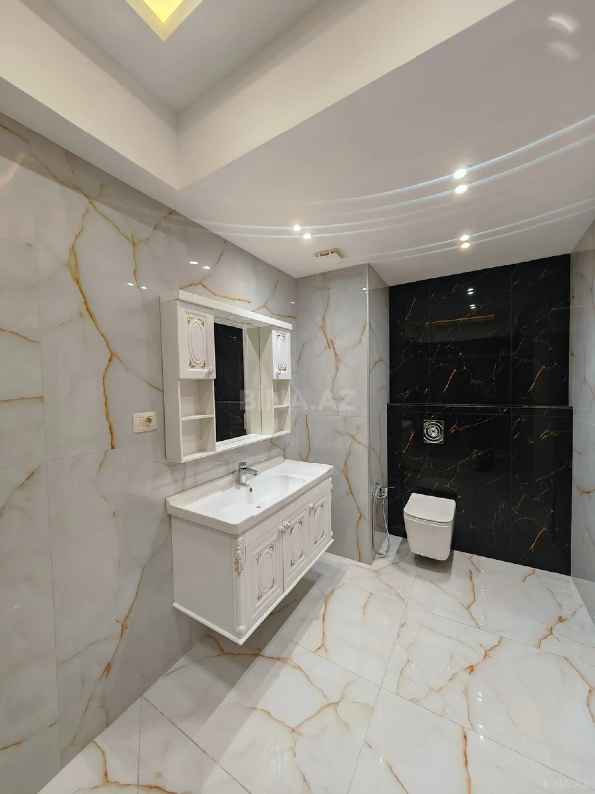 Satılır 4 otaqlı mənzil 215 m²