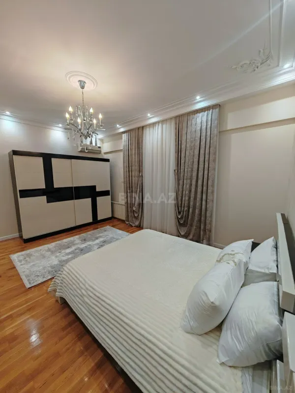 Satılır 4 otaqlı mənzil 215 m²