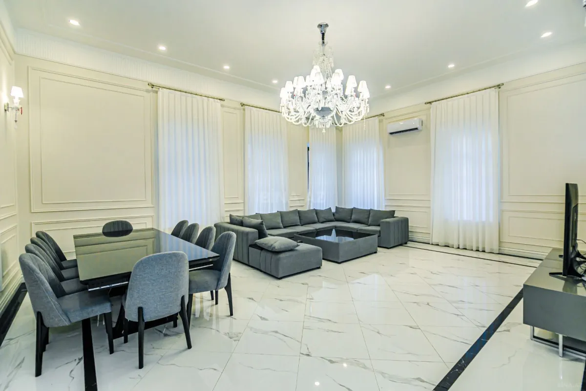 Kirayə verilir 5 otaqlı mənzil 250 m²