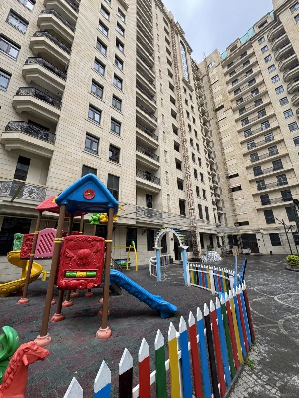 Satılır 4 otaqlı mənzil 240 m²