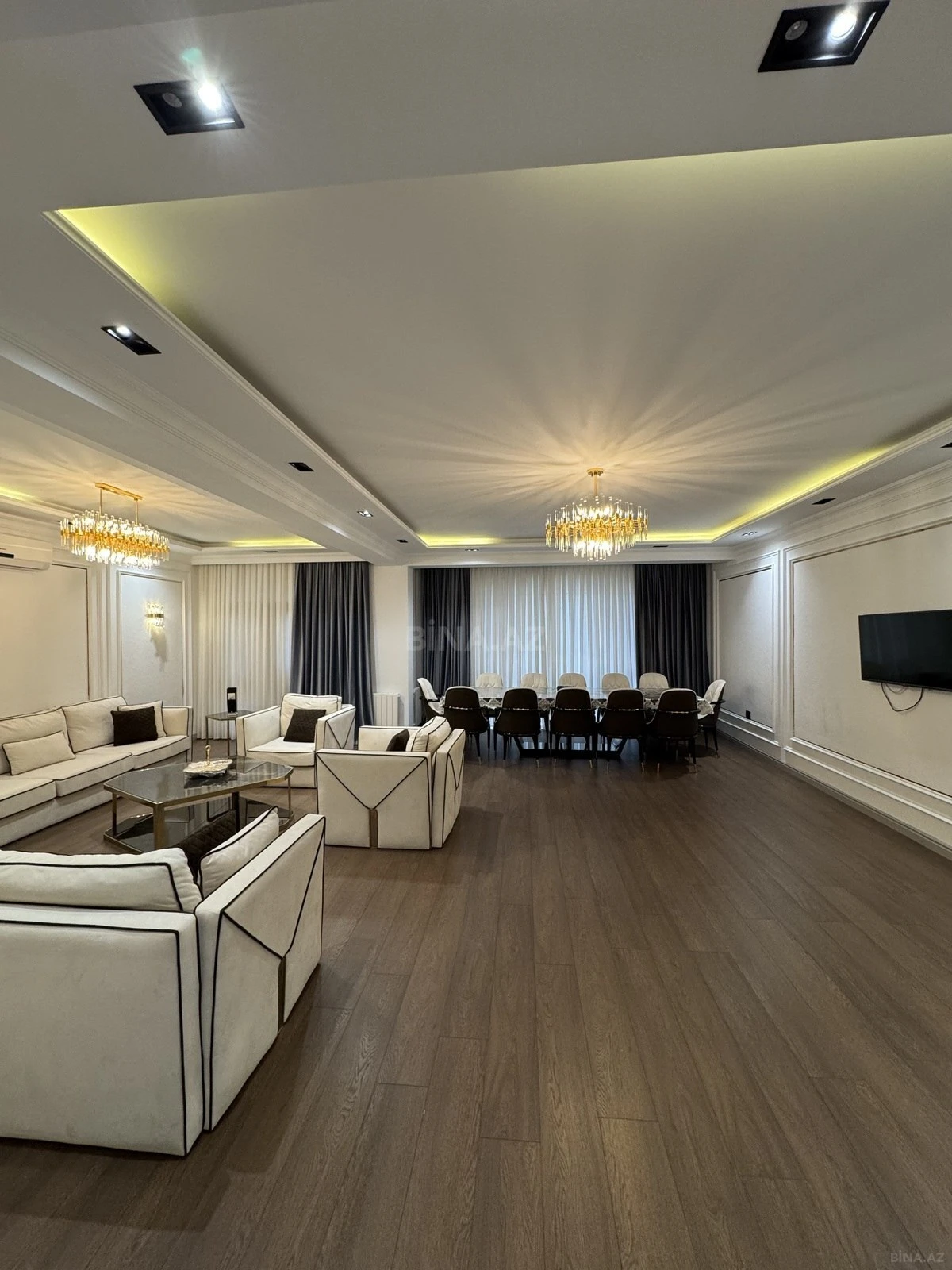 Satılır 4 otaqlı mənzil 240 m²