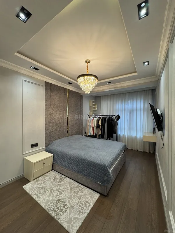 Satılır 4 otaqlı mənzil 240 m²