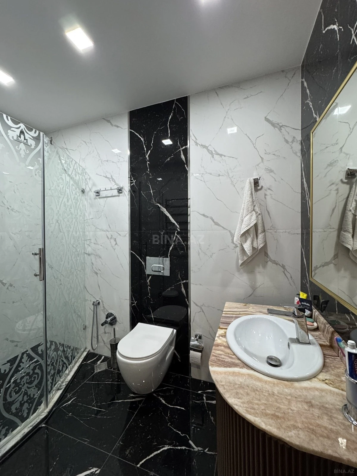 Satılır 4 otaqlı mənzil 240 m²