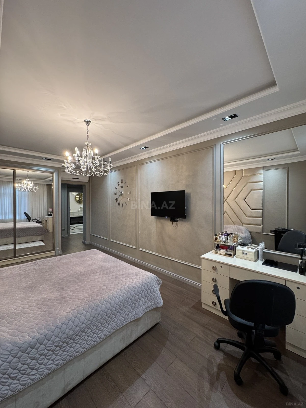 Satılır 4 otaqlı mənzil 240 m²