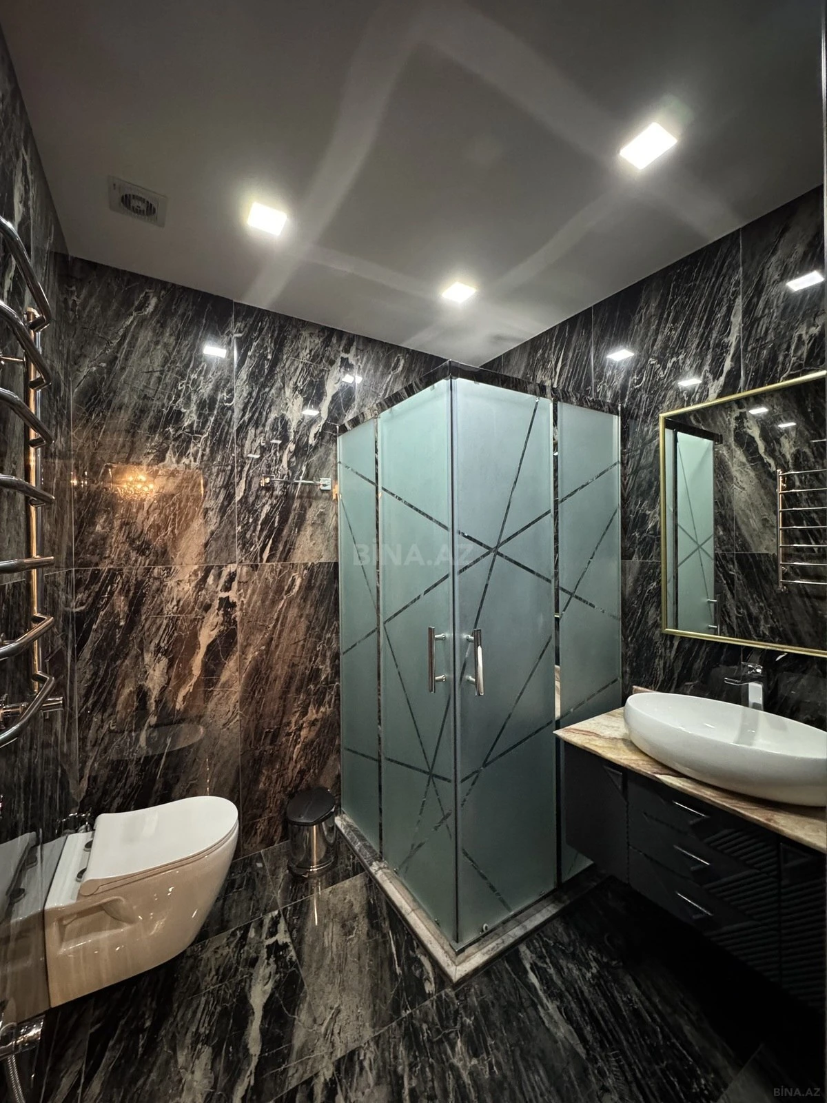 Satılır 4 otaqlı mənzil 240 m²