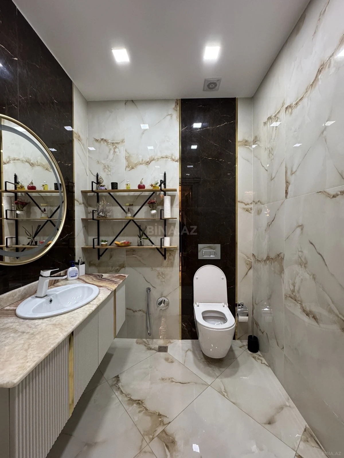 Satılır 4 otaqlı mənzil 240 m²