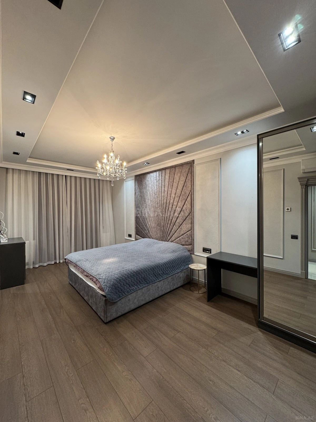 Satılır 4 otaqlı mənzil 240 m²