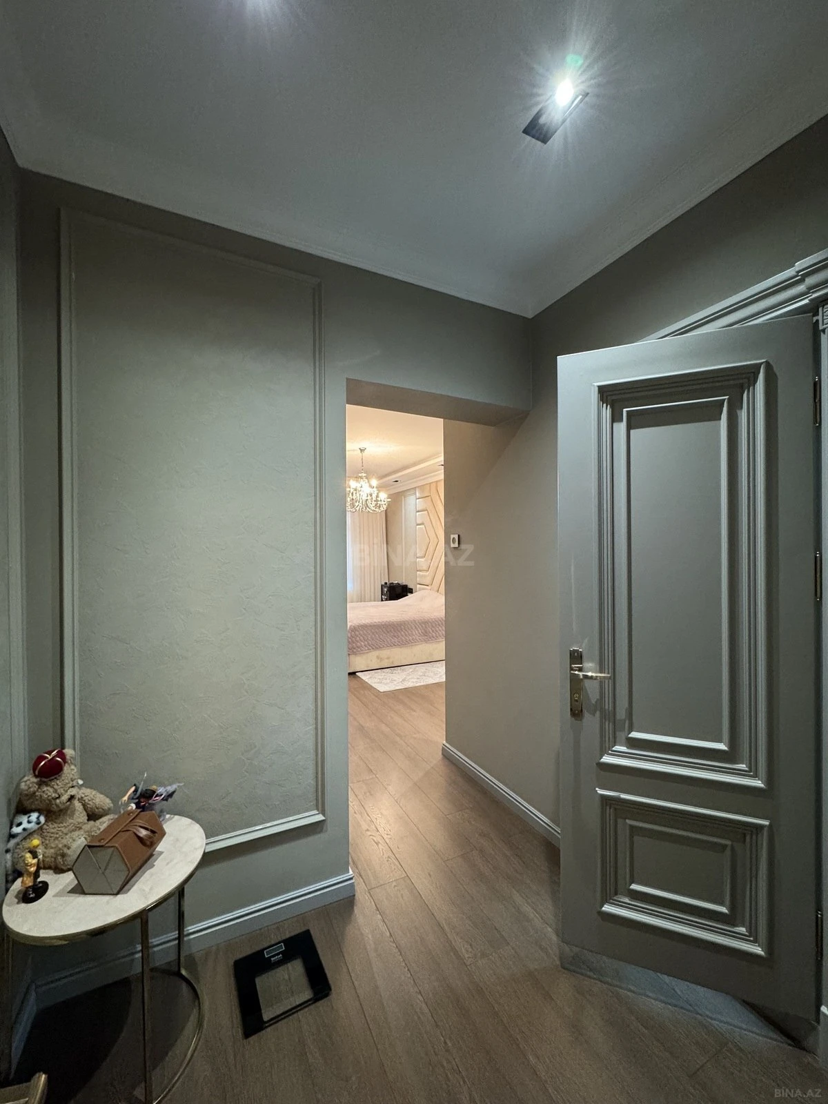 Satılır 4 otaqlı mənzil 240 m²