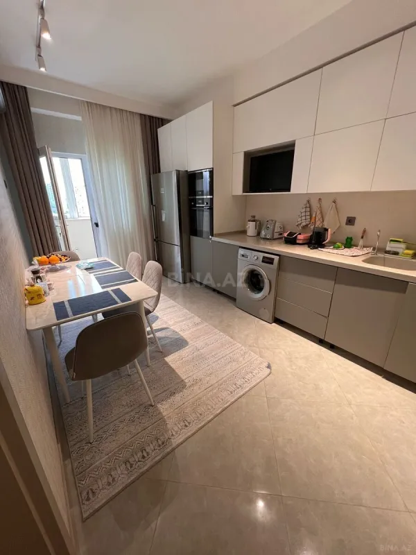Satılır 6 otaqlı mənzil 195 m²