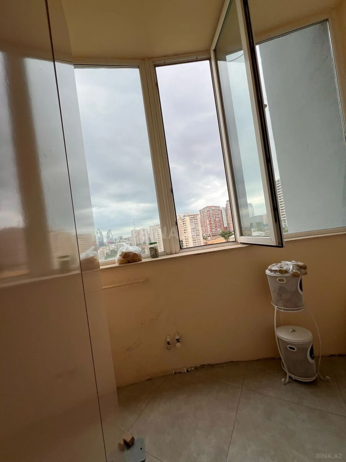 Satılır 6 otaqlı mənzil 195 m²