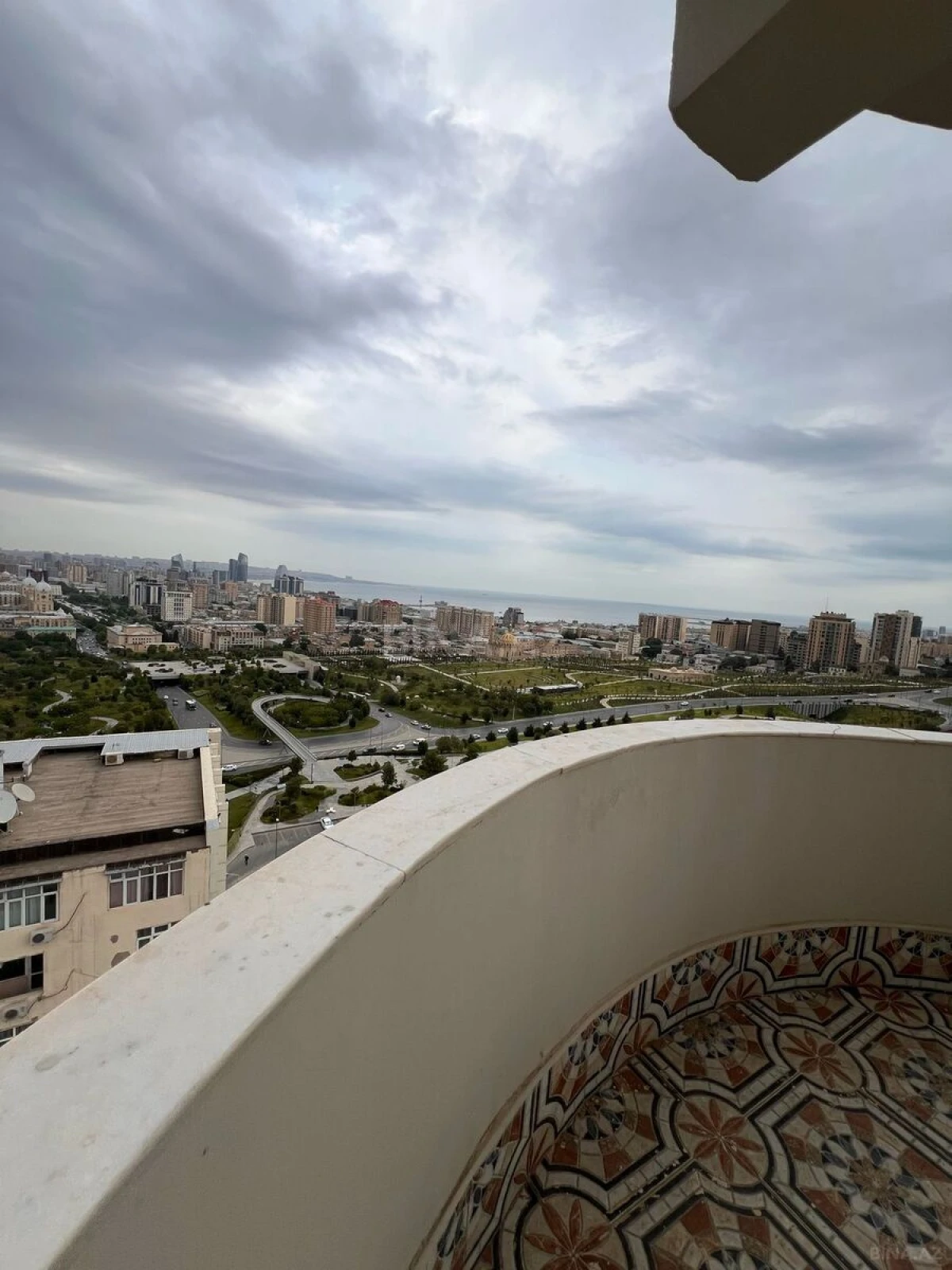 Satılır 6 otaqlı mənzil 195 m²