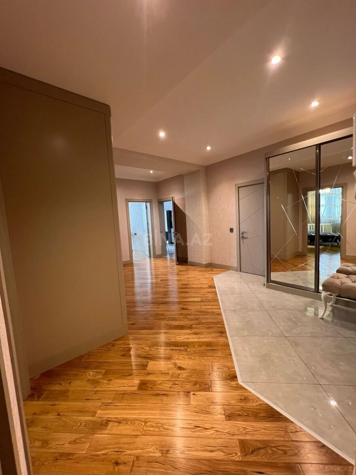 Satılır 6 otaqlı mənzil 195 m²