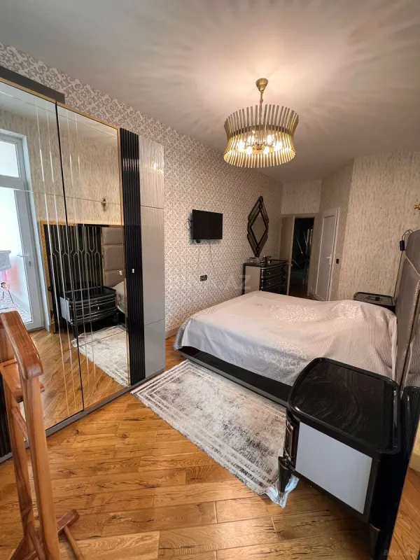 Satılır 6 otaqlı mənzil 195 m²