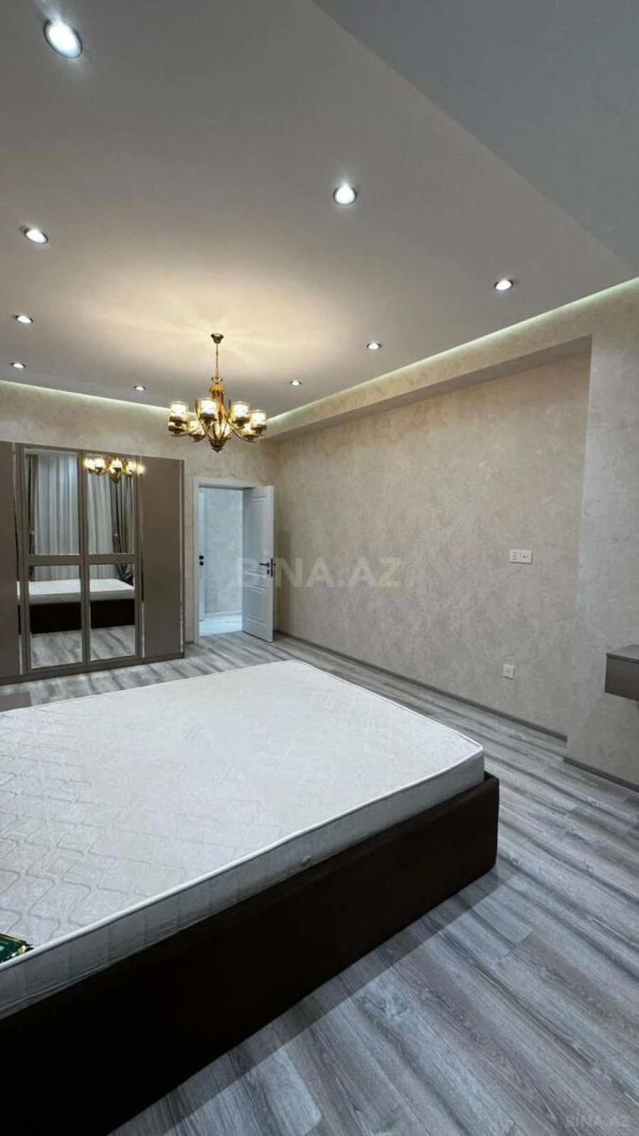 Satılır 2 otaqlı mənzil 81 m²