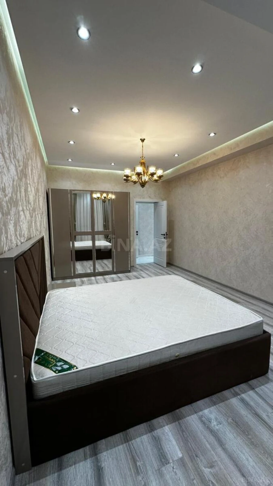 Satılır 2 otaqlı mənzil 81 m²