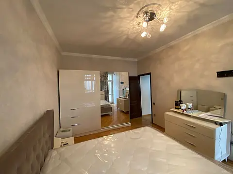 Kirayə verilir 2 otaqlı mənzil 87 m²