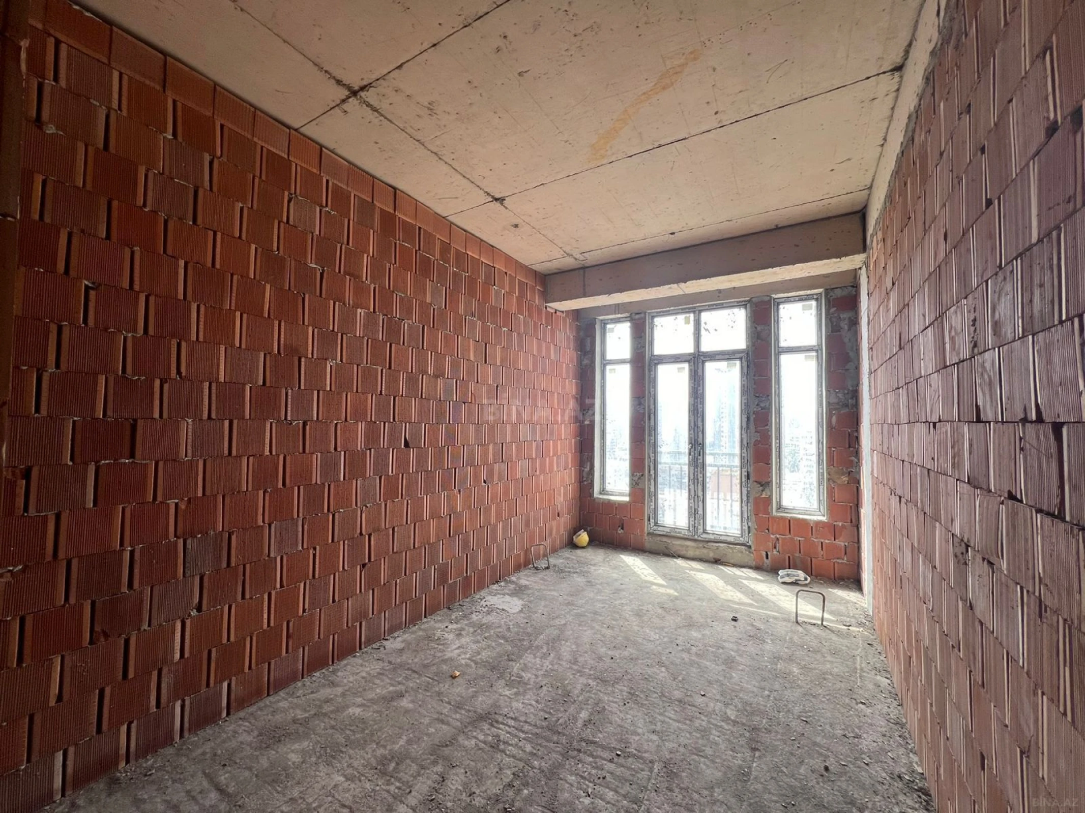 Satılır 2 otaqlı mənzil 102 m²